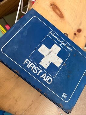 Johnson & Johnson Blue First Aid Metal Kit